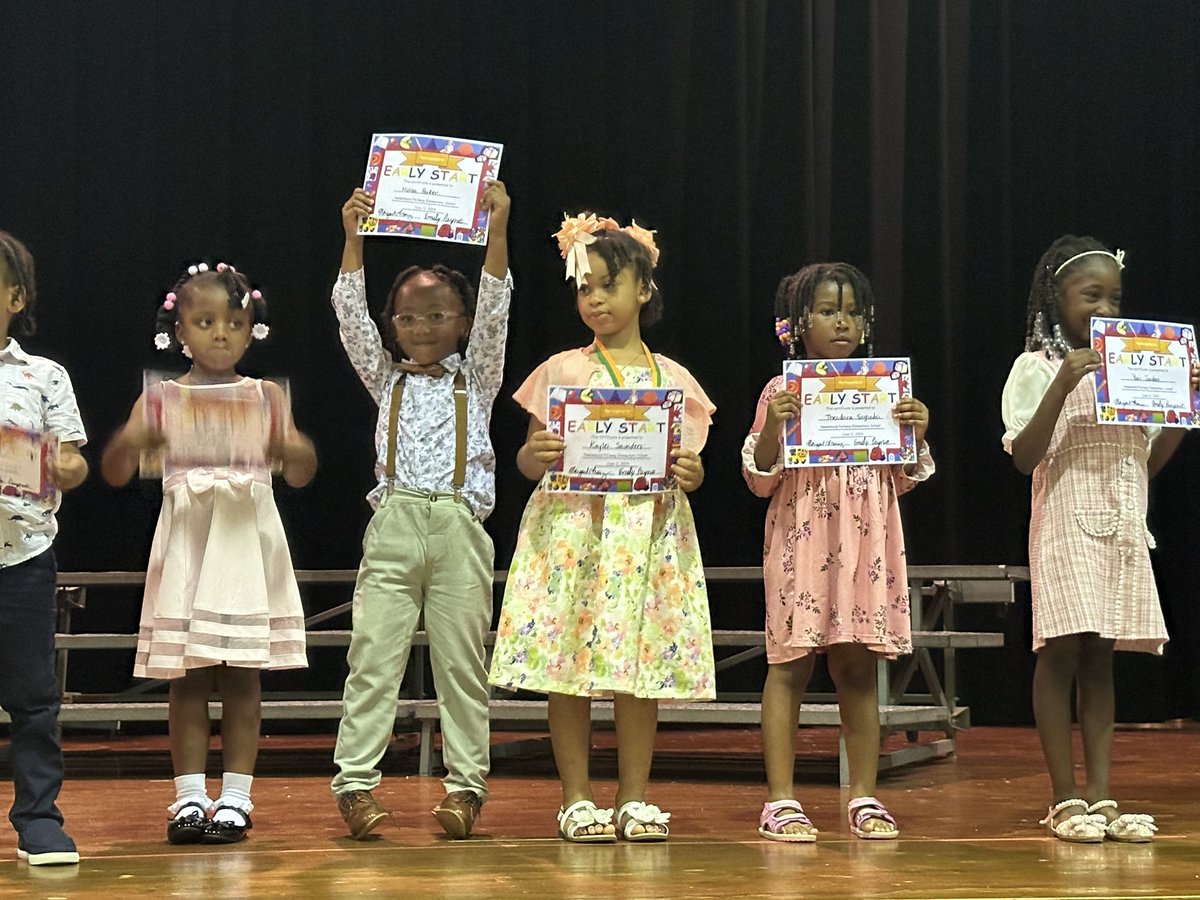 DrJanetWright's tweet photo. Kindergarten ready!!!! @NPESbraves3012 https://t.co/eDGXslZi3w
