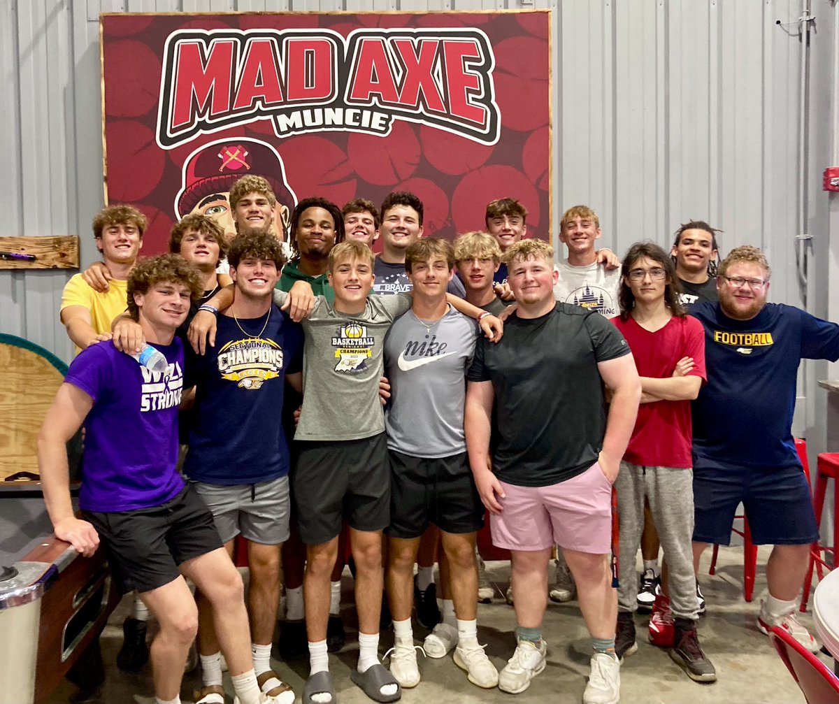 Senior pictures, 350 wings, axe throwing, and lots of fellowship makes for a great Tuesday!  Eagle Pride!