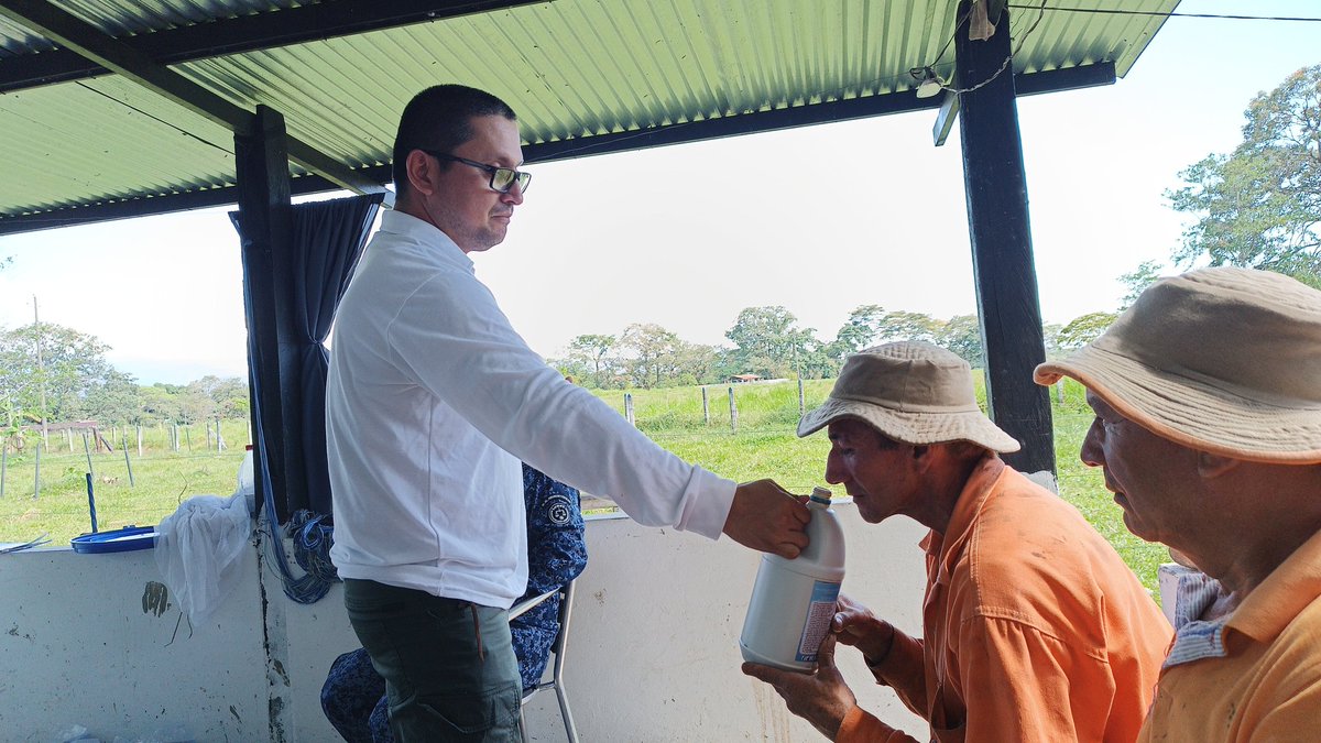 liluguty's tweet photo. #ZAO Cead Acacias
📸♻️🛢️Los Semilleros PyA -SIAMAS realizaron el plan y la acción solidaria en la Colonia Penal de Oriente, con la participacion de estudiantes de la ECAPMA, internos y personal de la Colonia Penal "Cipas Territorial" Elaboración de Abonos
#CIPASTerritorialesSISSU https://t.co/kwBeqVf0wk