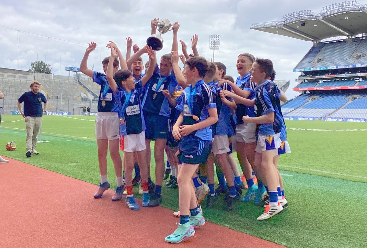 CastleknockGAA's tweet photo. Comhghairdeas to @ScoilThomais Senior Hurling Team who won their @CnmbDublin hurling final in @CrokePark today!! 

@StBrigidsGAA @cnambnaisiunta @officialgaa 🏆 👏🏼 💙 https://t.co/lU5BaVSZqs