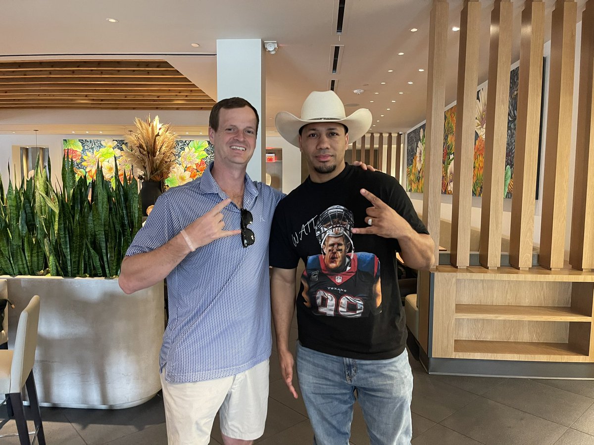 TexansCommenter's tweet image. Got to link up with Vintage Houston owner today.. what y’all think about a Stressan line⁉️ 👀