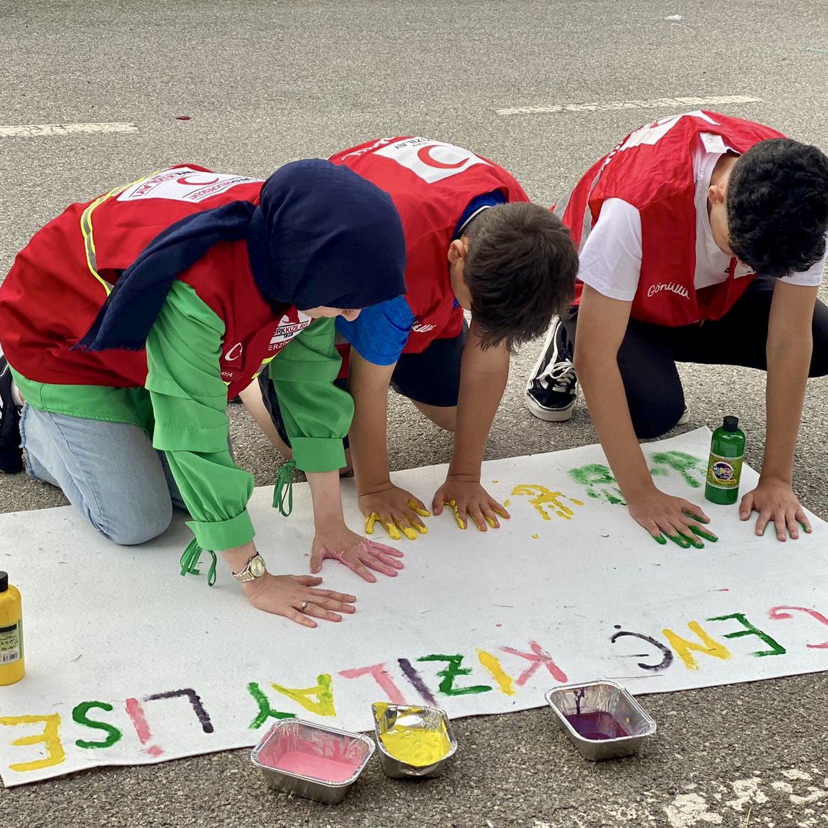 İyilik hilalimiz 156 yıldır seninle, iyilikle büyüyor! 🌙

156 yıldır yorulmadan insanlık için çalışan gönüllülerimize, merhametle dolu hizmetleri için minnettarız. ♥️
#AynıHilalinAltında #Kızılay156Yaşında