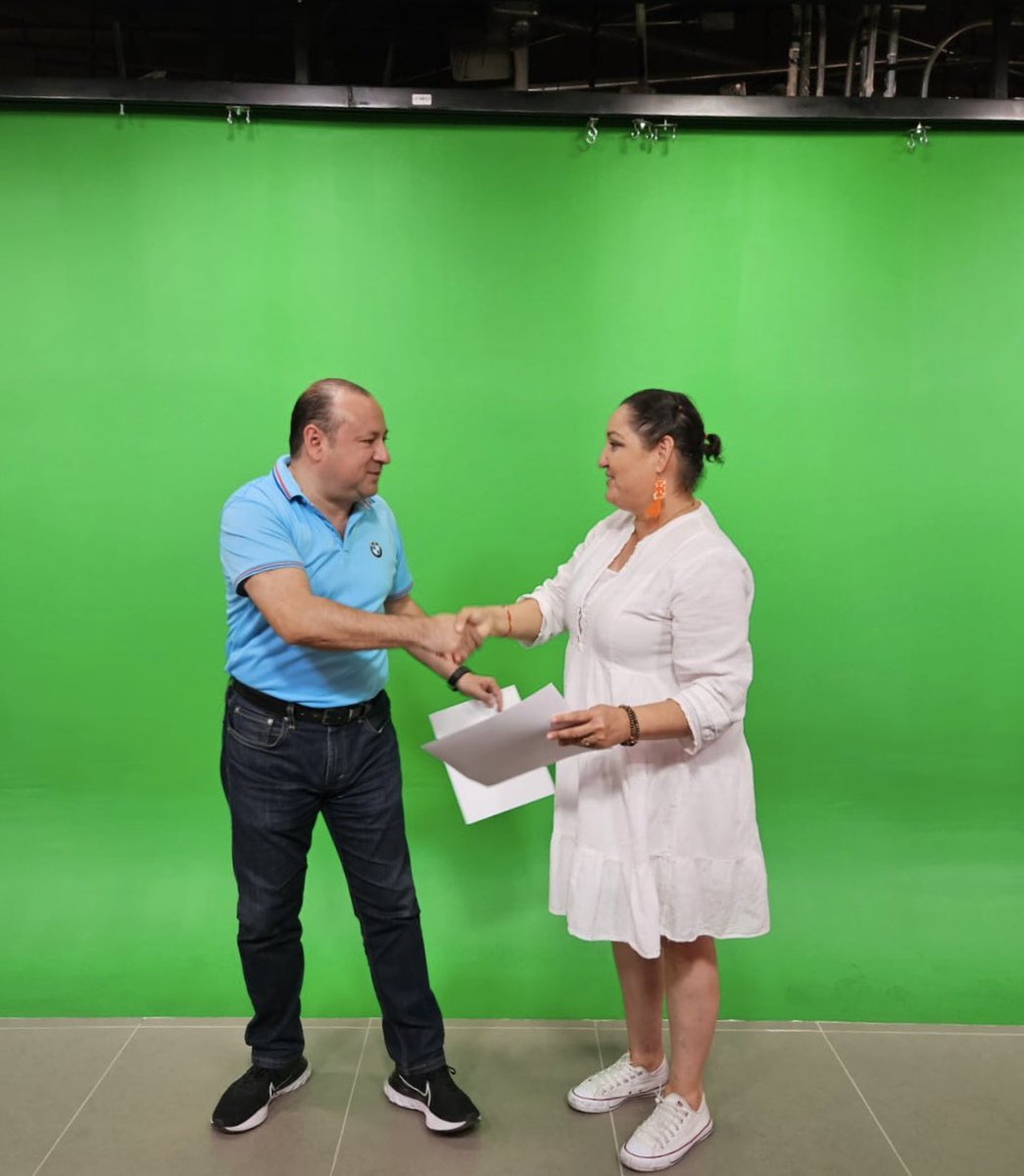 SamuelMunozG's tweet photo. Agradezco a la diputada Paloma Romo por el reconocimiento que me dio por nuestro trabajo al frente del canal parlamento. https://t.co/JHrjQz8bw4
