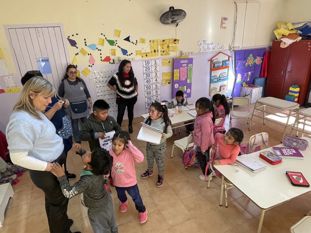 vanesabril's tweet photo. 📍Visitamos la Escuela Provincial N°55, Treorcky.

👉 Entregamos banderas de ceremonia y recorrimos la obra licitada en mayo e iniciada en Septiembre 2023.

👥Charlamos con los chicos sobre el problema de la Ludopatía y nos mostraron los proyectos y tareas que hacen día a día.

🫂 Muchas gracias a la directora Andrea Terrón y a las docentes Gabriela Silva y Andrea Méndez que nos permitieron acercarnos y nos recibieron tan cálidamente.