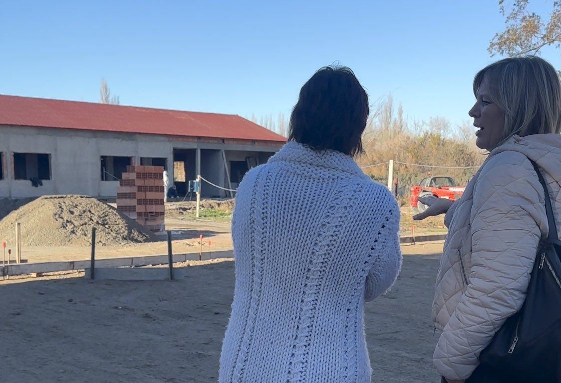 vanesabril's tweet photo. 📍Visitamos la Escuela Provincial N°55, Treorcky.

👉 Entregamos banderas de ceremonia y recorrimos la obra licitada en mayo e iniciada en Septiembre 2023.

👥Charlamos con los chicos sobre el problema de la Ludopatía y nos mostraron los proyectos y tareas que hacen día a día.

🫂 Muchas gracias a la directora Andrea Terrón y a las docentes Gabriela Silva y Andrea Méndez que nos permitieron acercarnos y nos recibieron tan cálidamente.