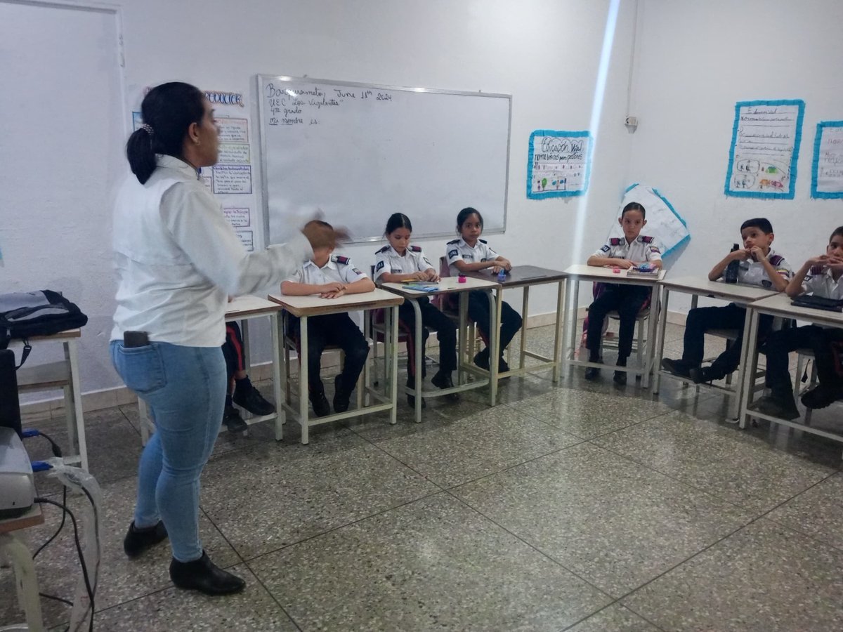 InttContigo's tweet photo. #Educación | Servidores públicos del #INTT Barquisimeto enseñan sobre seguridad vial a los niños de la U.E.C.  “Los Vigilantes”, con el fin de crear conciencia y ser multiplicadores del respeto a las señales de tránsito.
-
#NicoLeEchaPichón https://t.co/6f4oswnDpW