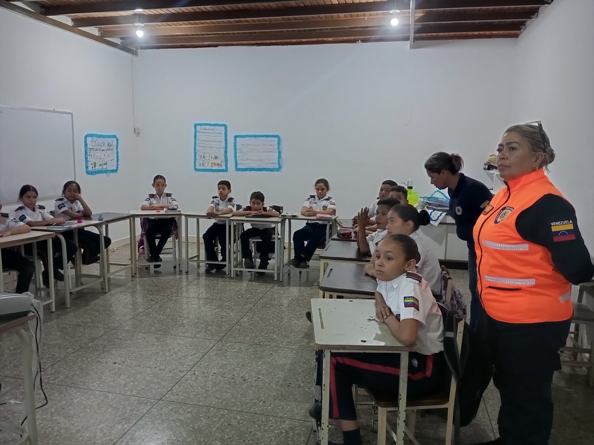 #Educación | Servidores públicos del #INTT Barquisimeto enseñan sobre seguridad vial a los niños de la U.E.C.  “Los Vigilantes”, con el fin de crear conciencia y ser multiplicadores del respeto a las señales de tránsito.
-
#NicoLeEchaPichón