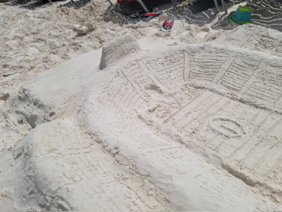 _JDAWG31_'s tweet photo. The kids and I brought a little Athens to the Bahamas last week while on vacation. We got a few #GoDawgs after we were done. #DawgsOnTop #SandCastle #GoldenShoe https://t.co/8Rjpo7b809
