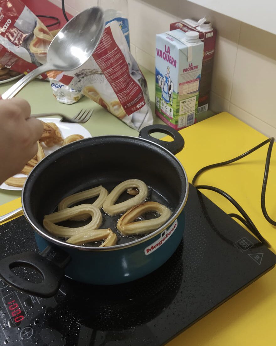 IESRosarioAcuna's tweet photo. Taller de cocina #ProaPlus: Menú de hoy Chocolate con Churros https://t.co/Rh3R3oWQM2