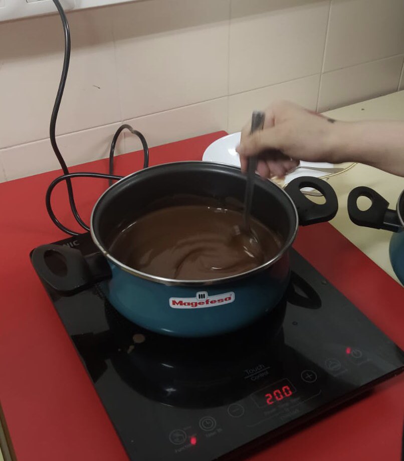 IESRosarioAcuna's tweet photo. Taller de cocina #ProaPlus: Menú de hoy Chocolate con Churros https://t.co/Rh3R3oWQM2