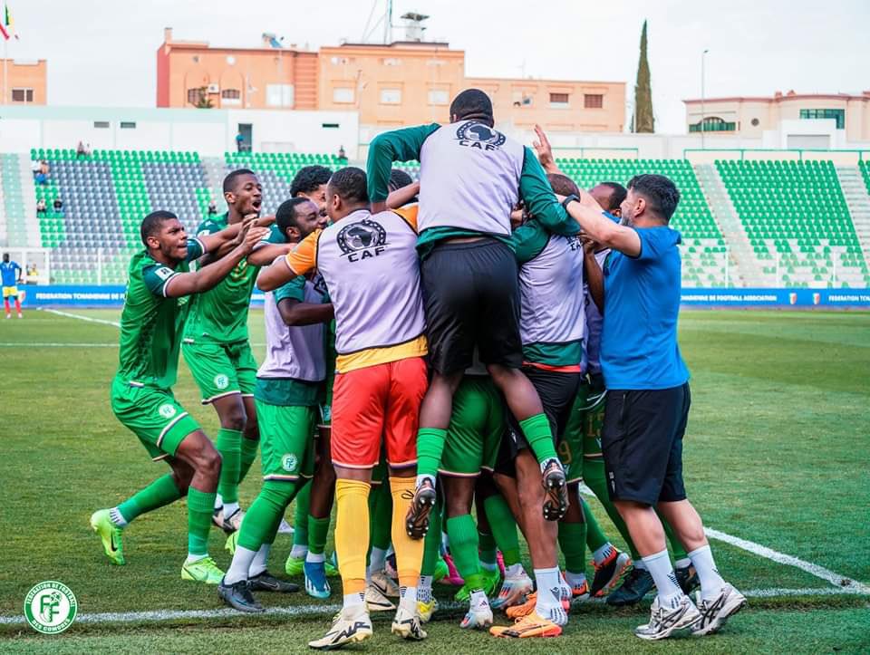 SGGPrime's tweet photo. VICTOIRE ✅
Vous êtes notre fierté nationale. 
Match passionnant contre le Tchad de notre vaillante équipe nationale. Les #Coelacanthes ont réalisé une performance exceptionnelle en remportant la victoire 2-0. Grâce à cette victoire convaincante, nous avons pris la première place dans leur groupe I de qualifications pour le Mondial 2026, démontrant ainsi la détermination de nos joueurs à ne rien lâcher et leur talent sur le terrain. Ils ont montré une grande cohésion d'équipe et un jeu spectaculaire qui les ont menés à cette victoire. Félicitations. 
🏆⚽️ #Comores #Tchad #QualificationsMondial2026