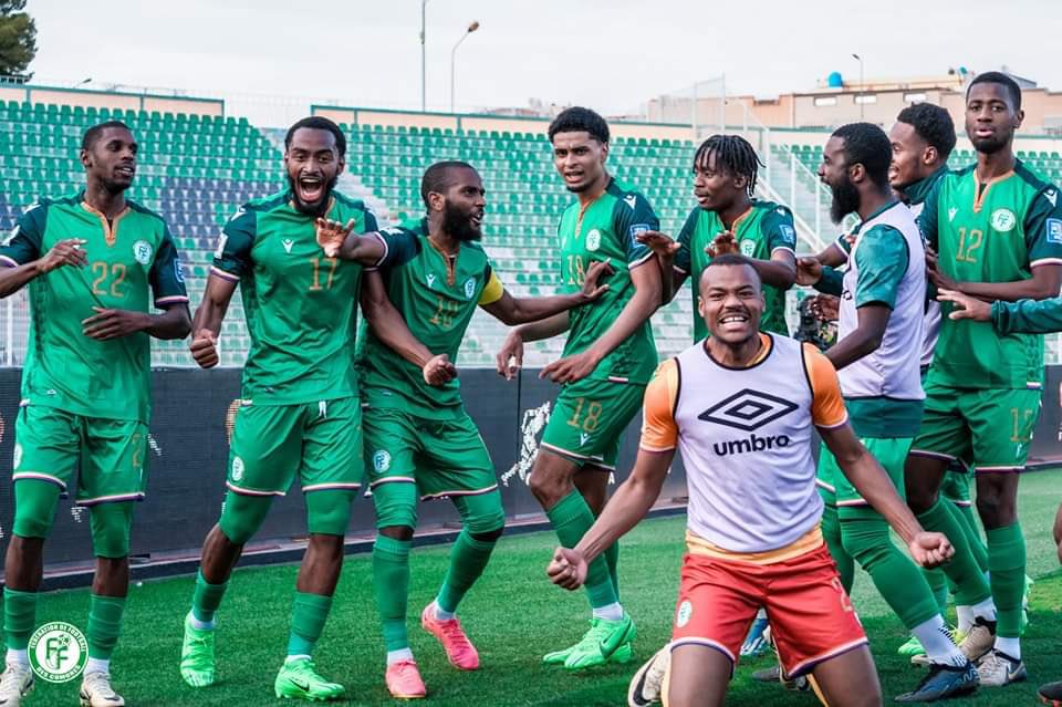 SGGPrime's tweet photo. VICTOIRE ✅
Vous êtes notre fierté nationale. 
Match passionnant contre le Tchad de notre vaillante équipe nationale. Les #Coelacanthes ont réalisé une performance exceptionnelle en remportant la victoire 2-0. Grâce à cette victoire convaincante, nous avons pris la première place dans leur groupe I de qualifications pour le Mondial 2026, démontrant ainsi la détermination de nos joueurs à ne rien lâcher et leur talent sur le terrain. Ils ont montré une grande cohésion d'équipe et un jeu spectaculaire qui les ont menés à cette victoire. Félicitations. 
🏆⚽️ #Comores #Tchad #QualificationsMondial2026