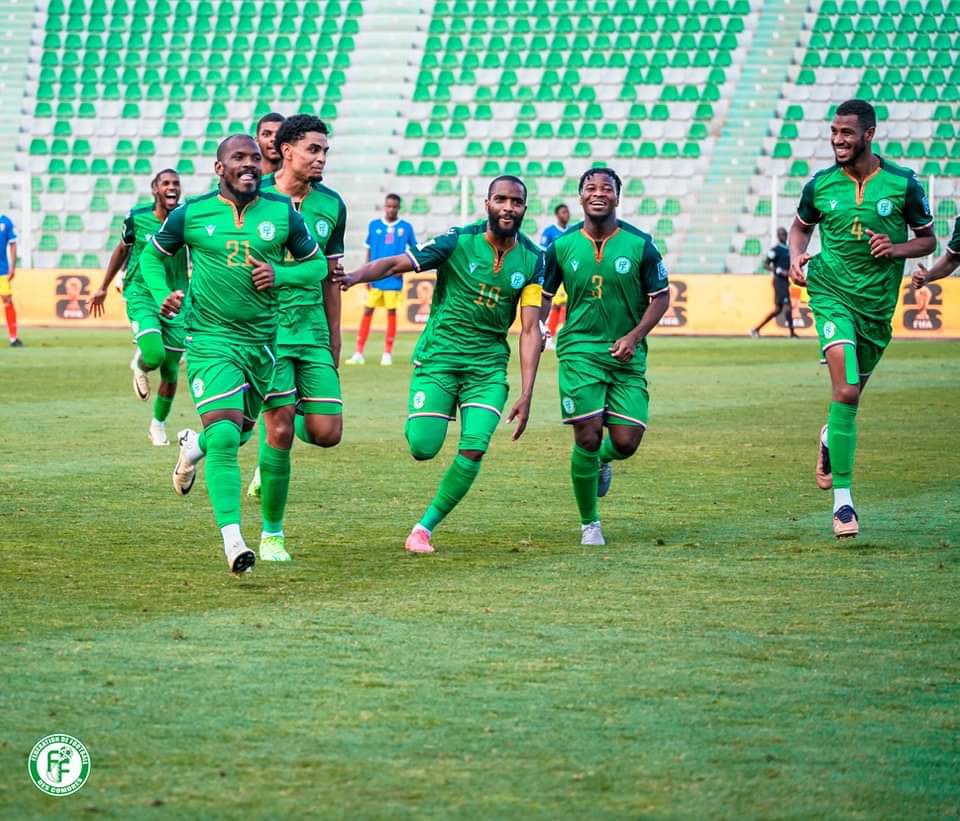 SGGPrime's tweet photo. VICTOIRE ✅
Vous êtes notre fierté nationale. 
Match passionnant contre le Tchad de notre vaillante équipe nationale. Les #Coelacanthes ont réalisé une performance exceptionnelle en remportant la victoire 2-0. Grâce à cette victoire convaincante, nous avons pris la première place dans leur groupe I de qualifications pour le Mondial 2026, démontrant ainsi la détermination de nos joueurs à ne rien lâcher et leur talent sur le terrain. Ils ont montré une grande cohésion d'équipe et un jeu spectaculaire qui les ont menés à cette victoire. Félicitations. 
🏆⚽️ #Comores #Tchad #QualificationsMondial2026