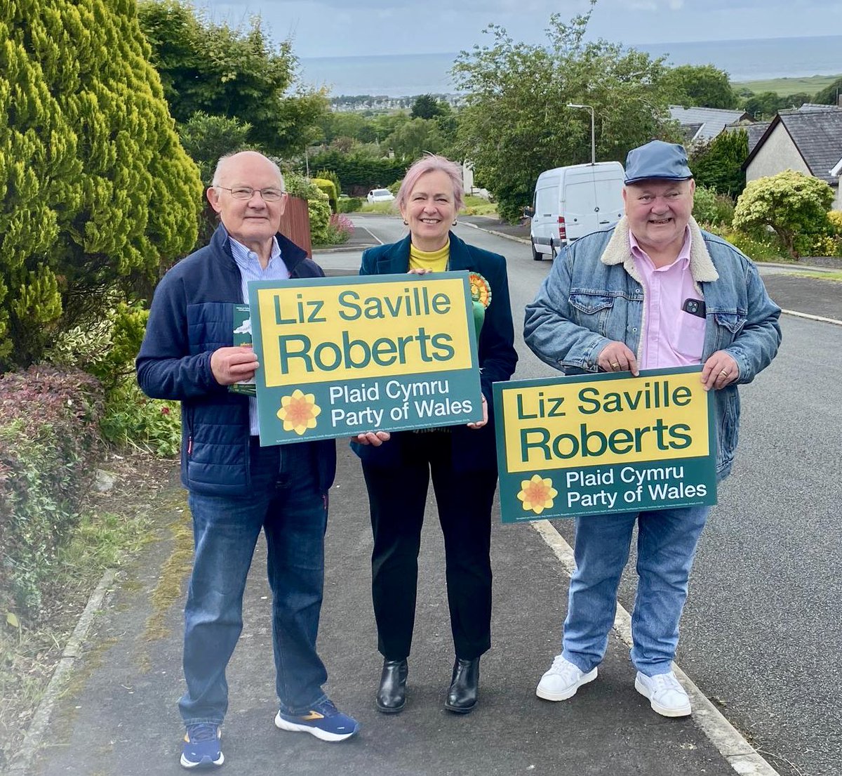 LSRPlaid's tweet photo. Diolch am y gefnogaeth yn y #Bermo #Talybont #Llanfair #Llanbedr #Harlech wrth i griw @Plaid_Cymru ymgyrchu ar gyfer yr Etholiad Cyffredinol.
#LSRPlaid24 #DwyforMeirionnydd
💚💛🏴 https://t.co/H3JWeXCaTJ