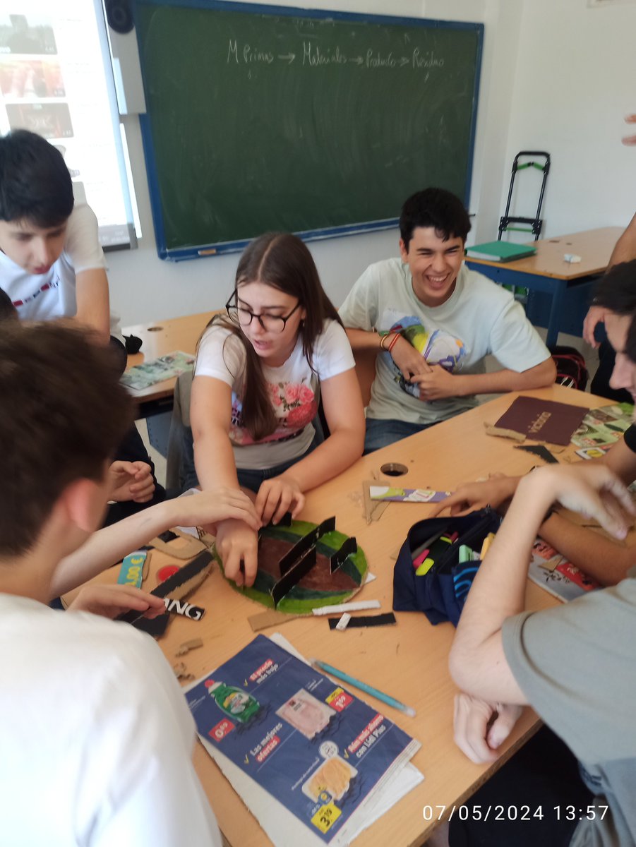 IESLopez_Neyra's tweet photo. #Ecoescuela #DíadelReciclaje Celebración del Día del Reciclaje (7 de mayo), a través de la Consejería de Desarrollo Educativo y Formación y Formación Profesional, desde el #ProgramaAldea. Participaron alumnado de 3 ESO del @IESLopez_Neyra https://t.co/RCTpzjLjOo