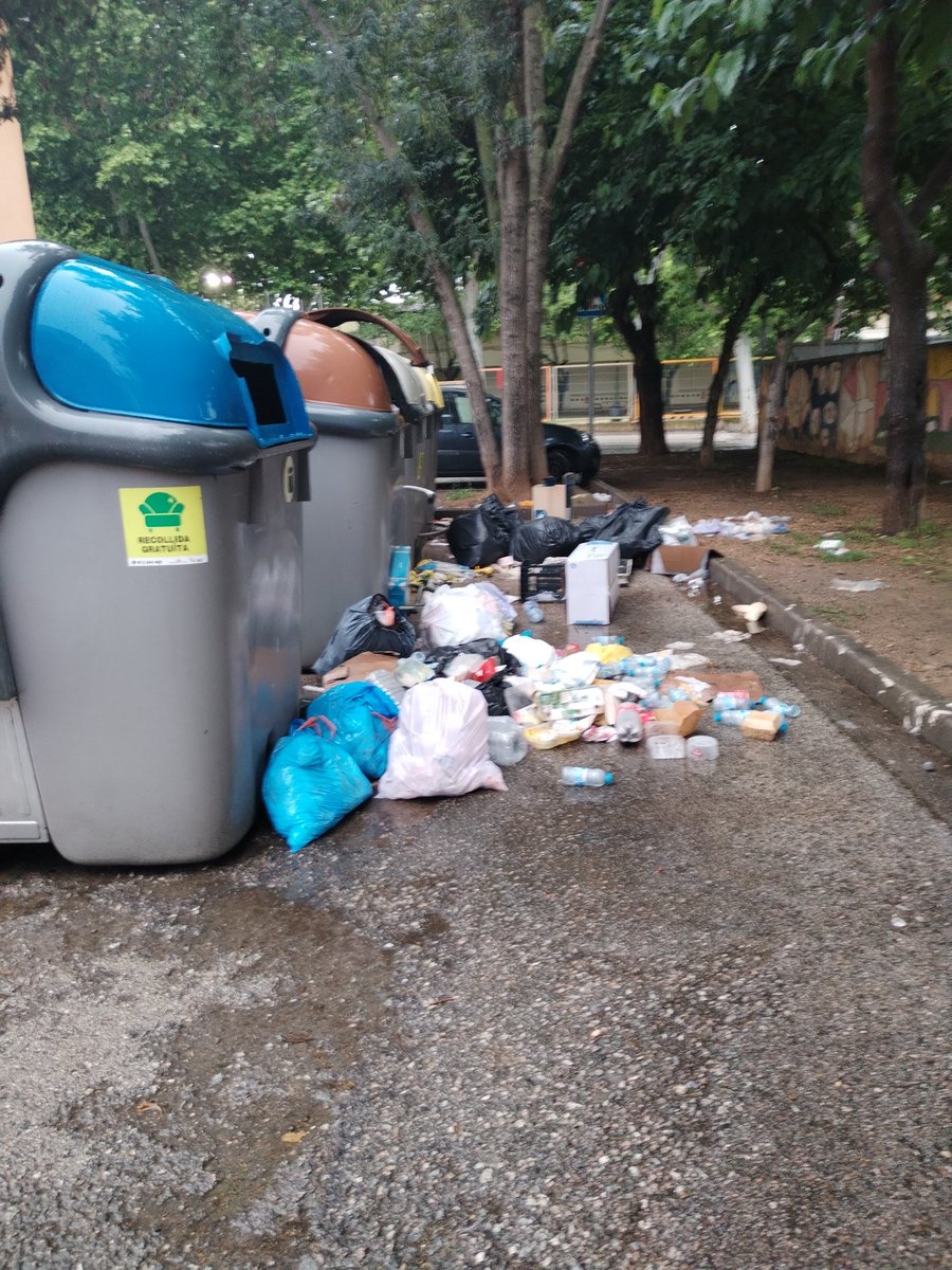 jlcano72's tweet photo. Hay que ser cerdos y asquerosos!! Esto no pasó en la vida en Pont Major!! https://t.co/E44mwmH5k0