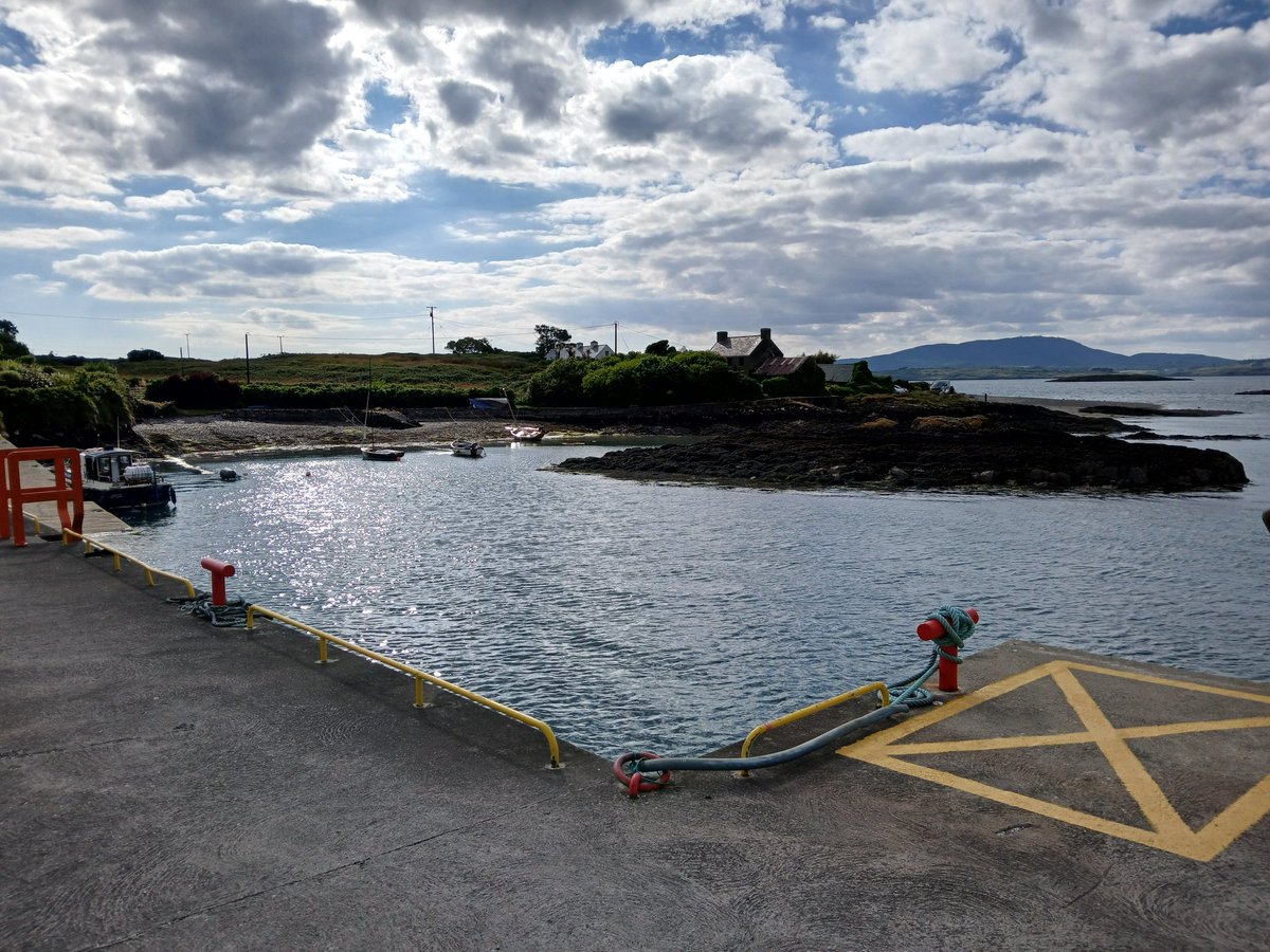 Tis lovely to see boats @ the pontoon and out on the visiting moorings. All quiet on the east pier too, with the last ferry for the day finishing up

Evening time 👍

#heirisland ❤️ #inisuidrisceoil 
#islandlife
#WestCorkIsland #WildAtlanticWay #PureCork