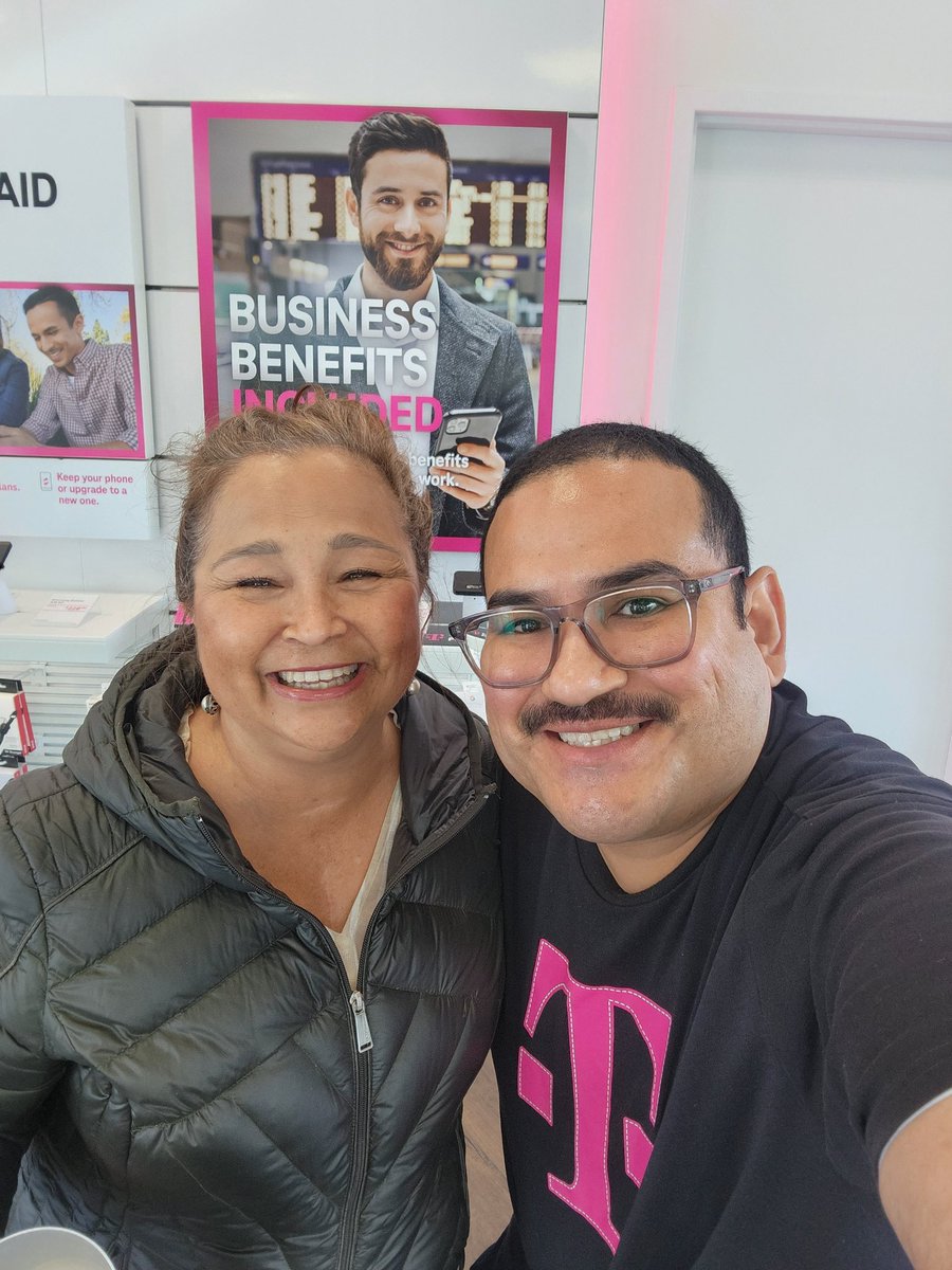 Store #8360 with return RSM Omar Porta and team.  It's great to partner with a winning leader!  Looking forward to your future wins!! <a href="/rwashley1/">Rob Ashley</a> <a href="/arunramchan/">Arun</a> @Brian_Morrisey <a href="/jorge_alvarez33/">Jorge Alvarez</a> @MichaelThinger