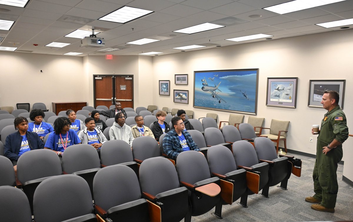 507arw's tweet photo. ACE Academy students watched the 507th refuel a C-17. Whether the C-17 is delivering troops or aid, the KC-135 can quickly get it anywhere around the globe. No other country does this as effectively as the United States. 🇺🇸
To be a part of awesome, visit https://t.co/ZrEhihOkvH. https://t.co/xlAzD8Nr1L