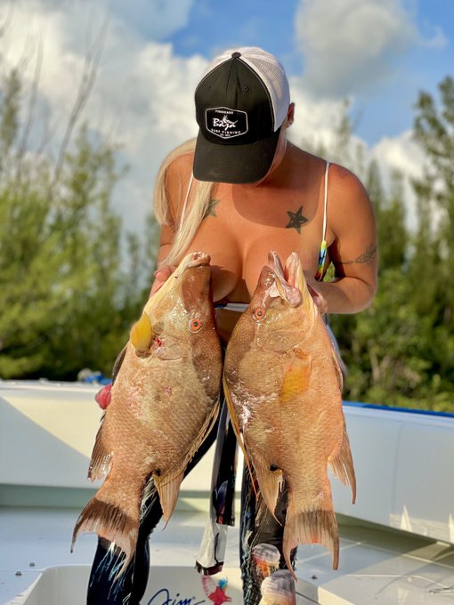 Twos-day vibes.. what do you think of this pair? 😜 https://t.co/sYcNwMeeKZ<a href="/tag/galaxyzflip5"class="tags"><span>#galaxyzflip5</span></a>