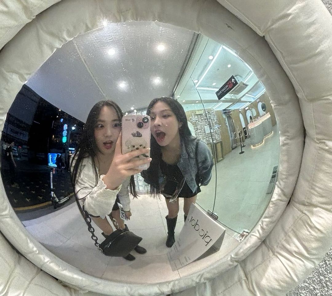 fanWiTCHXFRANCE's tweet photo. ˚ ༘✶ ⋆｡˚ ⁀➷ NIAASTAGRAM

~ Nouveau post Instagram de Niaa pour l'anniversaire de Mew 🫶🏻🤍💙

« Joyeux anniversaire à mon lapin adorable!!! Je t'aime~~~ 🩷🐰 »

#HAPPY_MEW_DAY #MEW #뮤 #NIAA #니아 #위치스 #WiTCHX __🧸
+ https://t.co/QuT48TAu0j