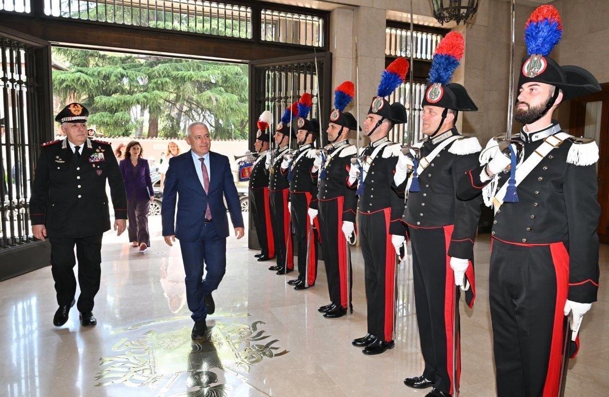 Minister Sveçla was received by the Commander-in-Chief of the #Carabinieri, General Teo Luzi, while on his official visit to Italy. The topic of discussion focused on further deepening the already excellent cooperation with our <a href="/Kosovo_Police/">Kosovo Police</a>. For more: tinyurl.com/3hh7d2d7