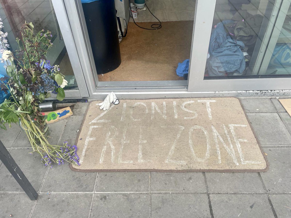RonnyNaftaniel's tweet photo. De actievoerders op de #RietveldAcademie hebben een “Zionist free zone” ingesteld en de directie grijpt (nog) niet in. Deze discriminatie op een Nederlandse instelling is ongekend kwalijk. Daarmee handelt de Academie in strijd met art. 1 vd Grondwet en art 26.1 vd Universele Verklaring vd Rechten vd Mens. Dit heeft ook niets meer met de toestand in #Gaza te maken, maar ALLES met het weren van Joden, die achter het recht van een staat voor het Joodse volk staan.