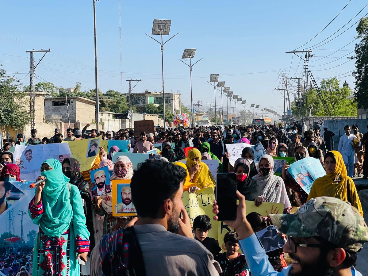 GullzadiC's tweet photo. آج لاپتہ انیس بلوچ اور فاروق بلوچ کی جبری گمشدگی و عدم بازیابی کےخلاف بلوچستان یونیورسٹی تا کوئٹہ پریس کلب تک احتجاجی ریلی نکالی گئ جس میں عوام نےبھرپور تعداد میں شرکت کرکے ریاستی مظالم اور سیکورٹی فورسز کیجانب سے بلوچ نوجوانوں کی اغواکاری کیخلاف آواز بلند کی۔
#StopBalochGenocide https://t.co/pEadvYV55q