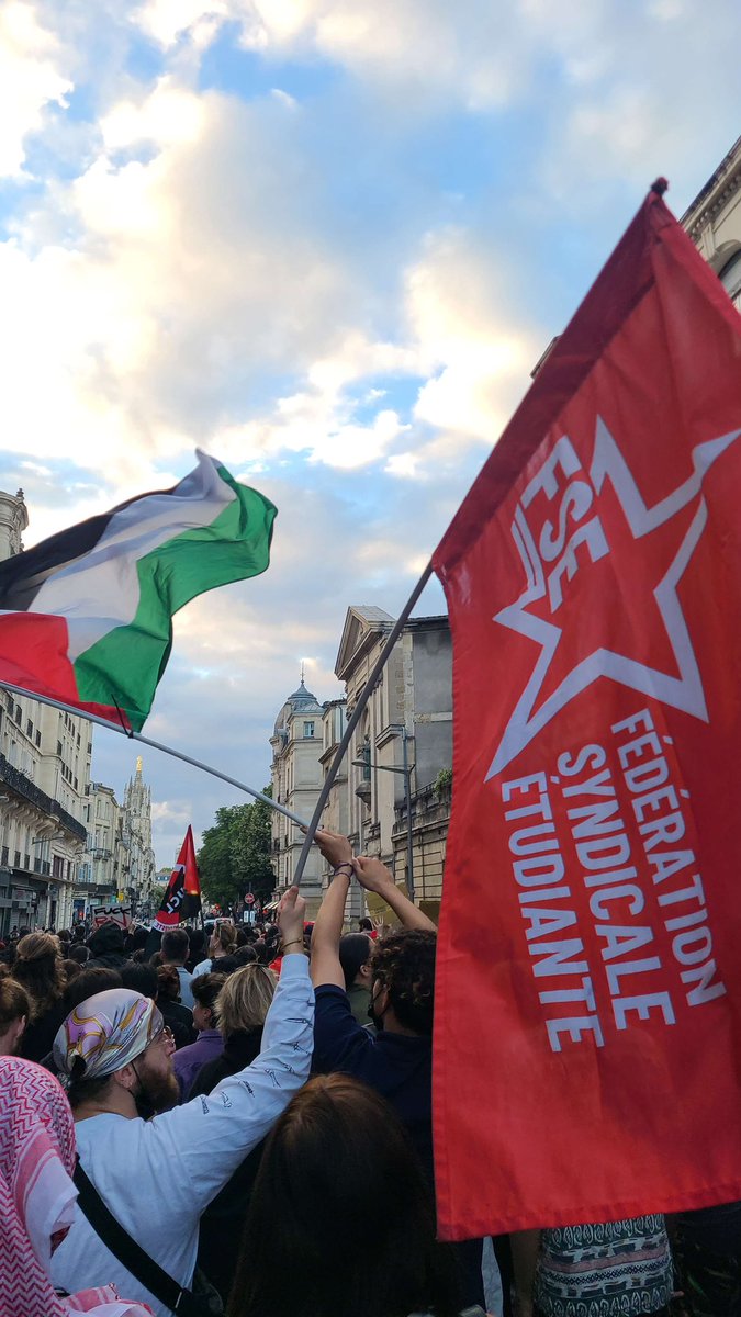 FSE_Bordeaux's tweet photo. Hier, après le rassemblement à la Victoire contre l’extrême droite, il a été décidé, de manière spontanée, de lancer une manifestation sauvage. Des milliers de personnes ont alors parcouru les rues de Bordeaux, déterminé.e.s à exprimer leur opposition. https://t.co/XgjplJFtbL