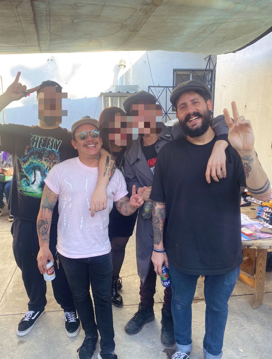 Abro hilo funando a cierto basterista algo famosillo, @holazael, que ha trabajado con <a href="/axelcatalan/">Axel Catalán</a> y es baterista de <a href="/joliettemx/">joliette</a>, ejerció violencia contra una de mis amigas y <a href="/LngSHT/">Lng/SHT!</a> lo está encubriendo🧵

(las imágenes son sacadas de las stories de mi amiga)