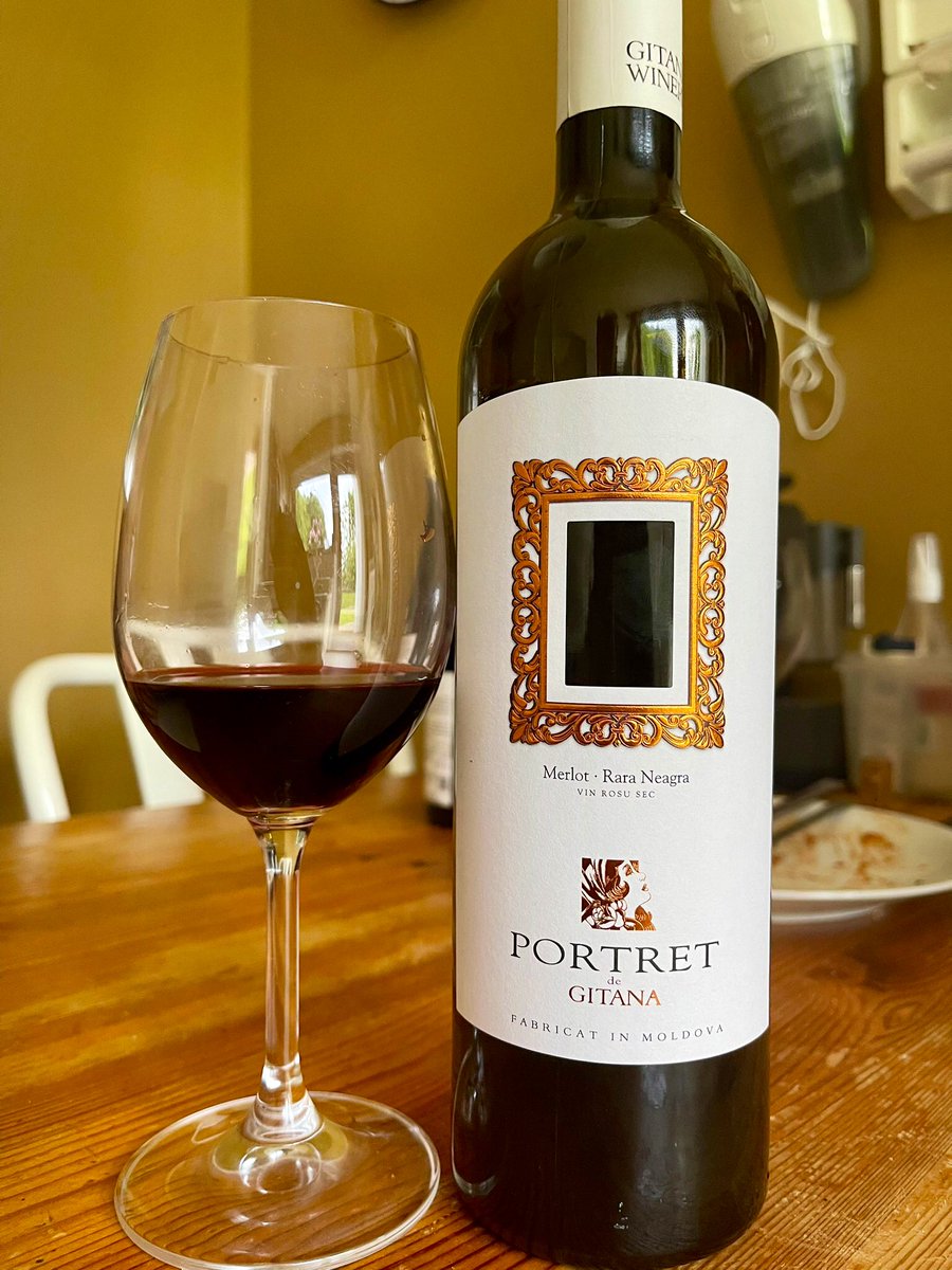 joukesp's tweet photo. #TuesdayDinner #1Daughter #Oventray #ChickenChorizoCourgette #Penne
Cleaned the car, cut the grass &amp; made dinner for #1Daughter!
Oven tray w chicken, chorizo, courgette, dried tomatoes, penne.
Merlot-Reara Negra blend by Purcari. Any thoughts @quick_philip? 4,99€ at supermarket! https://t.co/u80woce8EZ