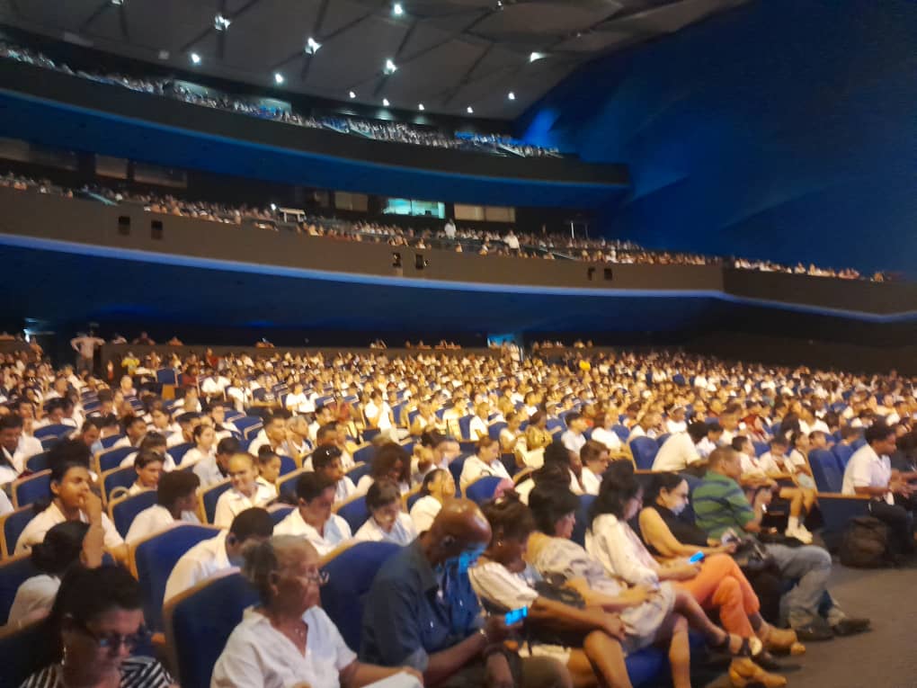 YanetHzP's tweet photo. En #LaHabanaViveEnMí hay una juventud con la que se puede contar y depositar sobre sus hombros innumerables tareas. 
Hoy se intercambió con pioneros, adolescentes y jóvenes. https://t.co/daes2rJUpI