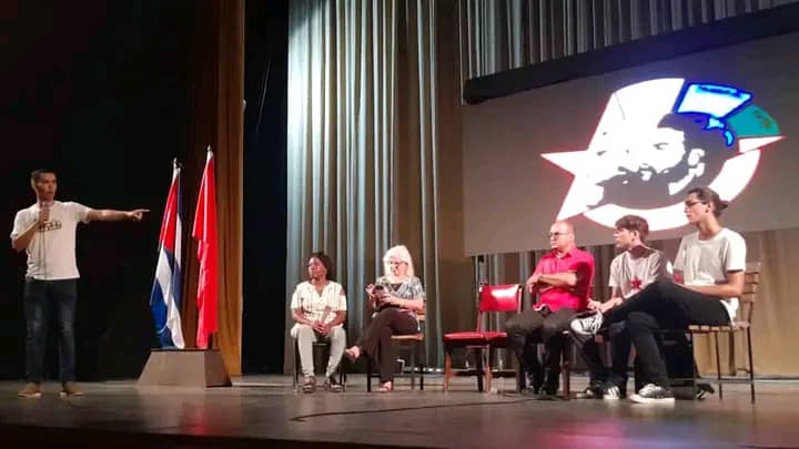 YanetHzP's tweet photo. En #LaHabanaViveEnMí hay una juventud con la que se puede contar y depositar sobre sus hombros innumerables tareas. 
Hoy se intercambió con pioneros, adolescentes y jóvenes. https://t.co/daes2rJUpI