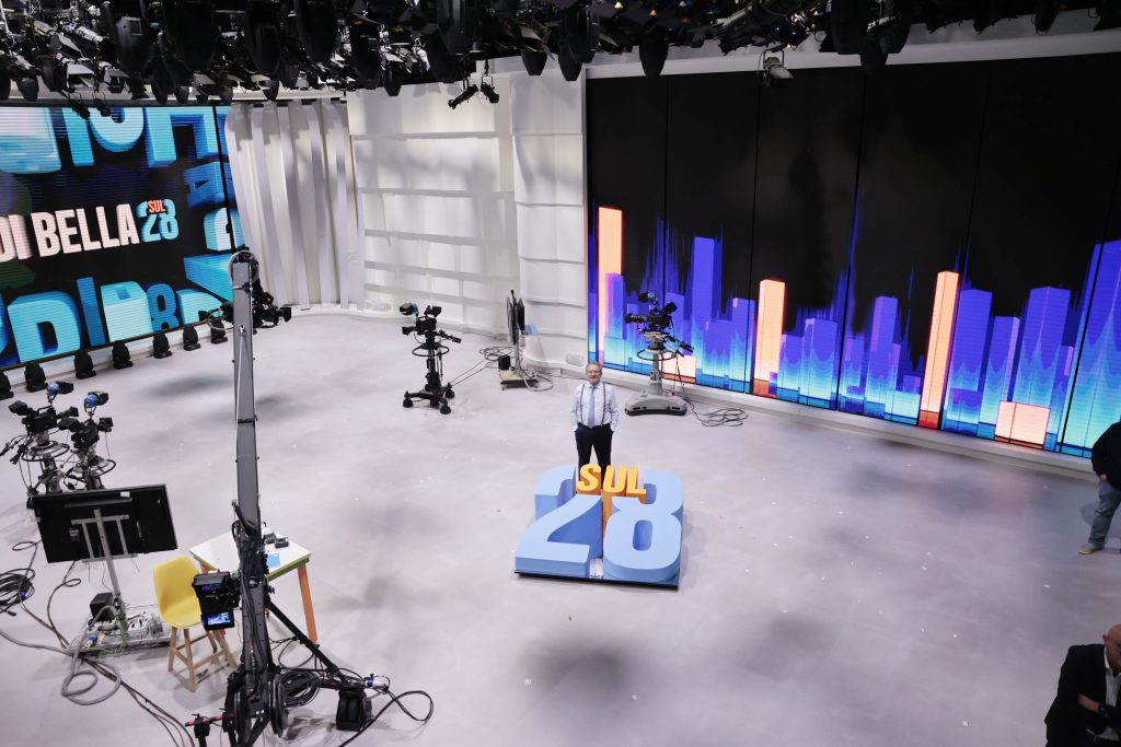 TV2000it's tweet photo. 🔴Stasera #12giugno su #Tv2000 il giornalista @AntDiBella conduce ‘#DiBellasul28’
👉#attualità, #collegamenti, #reportage, #sondaggi
@vinmorgante https://t.co/SdBfJovxz7