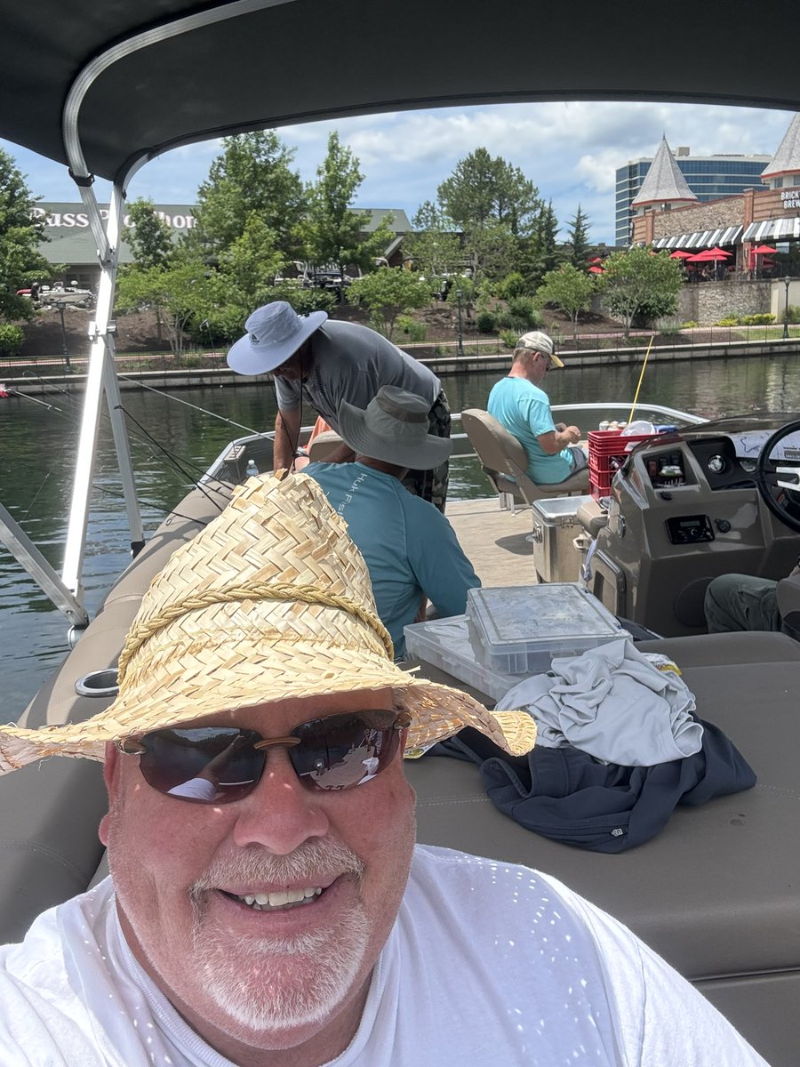 KurtBauche's tweet photo. Get them lines wet boys! #Taneycomo #trout 🎣 https://t.co/tsm71Jyf1S
