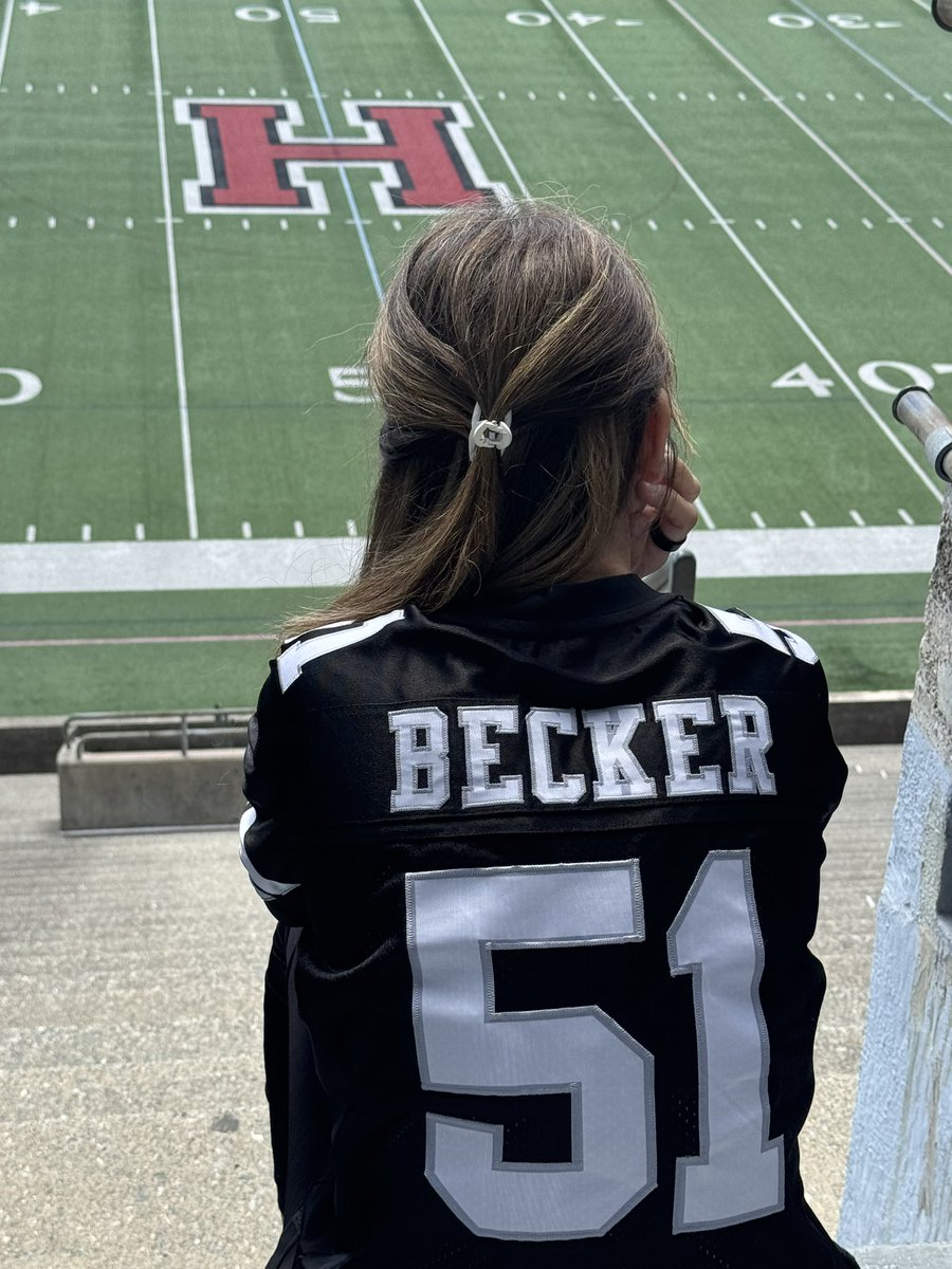 RHaacht's tweet photo. Hoy he estado en el Harvard Stadium con la camiseta que me regaló @AlbertoHerreroH de #JakeBecker 🏈🫶🏻 https://t.co/F1hYY8Vrgh