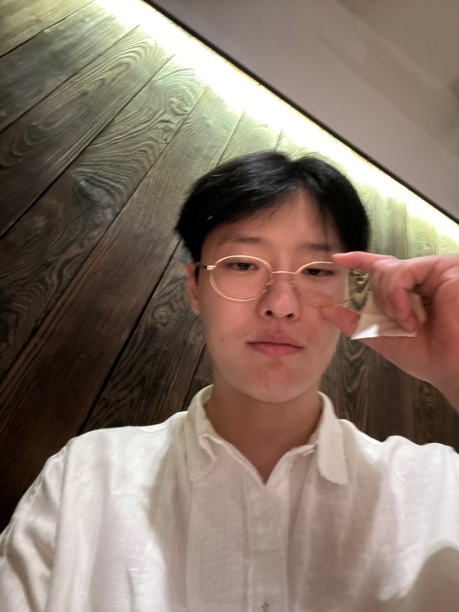 ⠀⠀⠀
⠀⠀⠀bukankah kacamata baruku ini sangat lucu? Aku terlihat seperti orang bodoh yang konyol. Tapi moodz, bukankah kalian sangat menyukai tampilanku yang seperti ini?
⠀⠀⠀
⠀⠀⠀