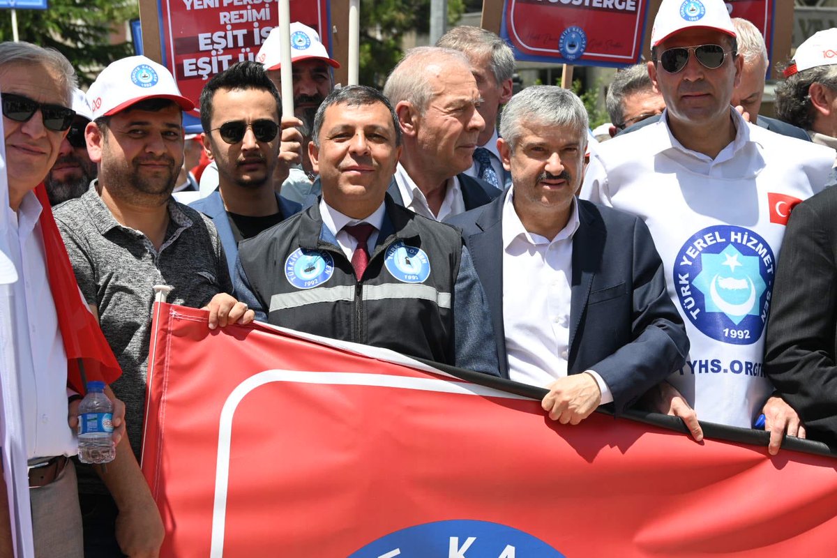 ozkan_ulupinar's tweet photo. MEMUR VE EMEKLİLERİMİZİN HAKLARI İÇİN HAZİNE VE MALİYE BAKANLIĞI ÖNÜNDEYDİK

HABERİMİZİN DETAYLARINI AŞAĞIDAKİ LİNKE TIKLAYARAK TAKİP EDEBİLİRSİNİZ
⤵️⤵️⤵️⤵️⤵️
https://t.co/w8fjSKIgb5… https://t.co/rR9bz4vwq4