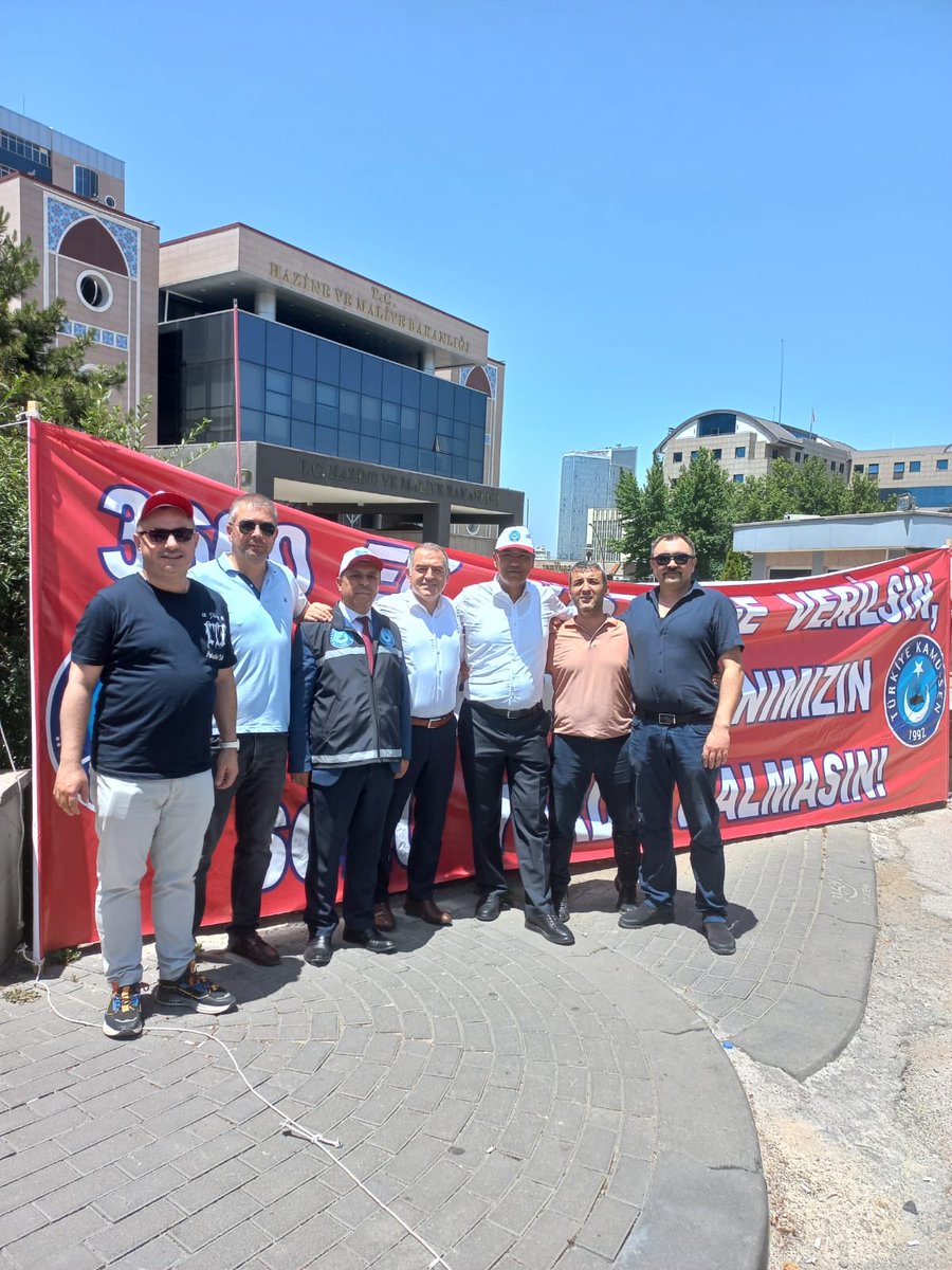 ozkan_ulupinar's tweet photo. MEMUR VE EMEKLİLERİMİZİN HAKLARI İÇİN HAZİNE VE MALİYE BAKANLIĞI ÖNÜNDEYDİK

HABERİMİZİN DETAYLARINI AŞAĞIDAKİ LİNKE TIKLAYARAK TAKİP EDEBİLİRSİNİZ
⤵️⤵️⤵️⤵️⤵️
https://t.co/w8fjSKIgb5… https://t.co/rR9bz4vwq4