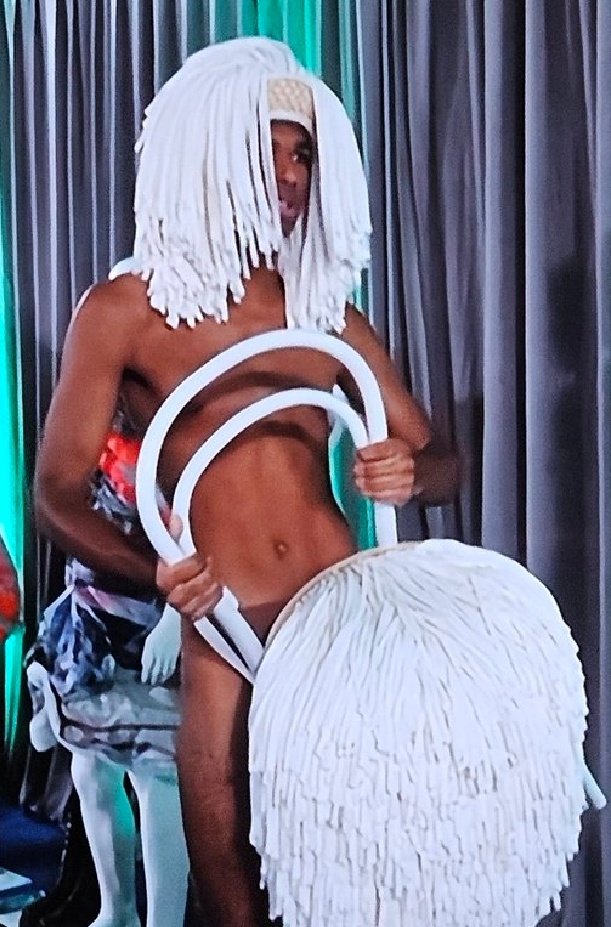 Demisophis's tweet photo. Ich kipp' vom Stuhl 😂😂😂😂😂#GNTM https://t.co/FtsqRrL7LV