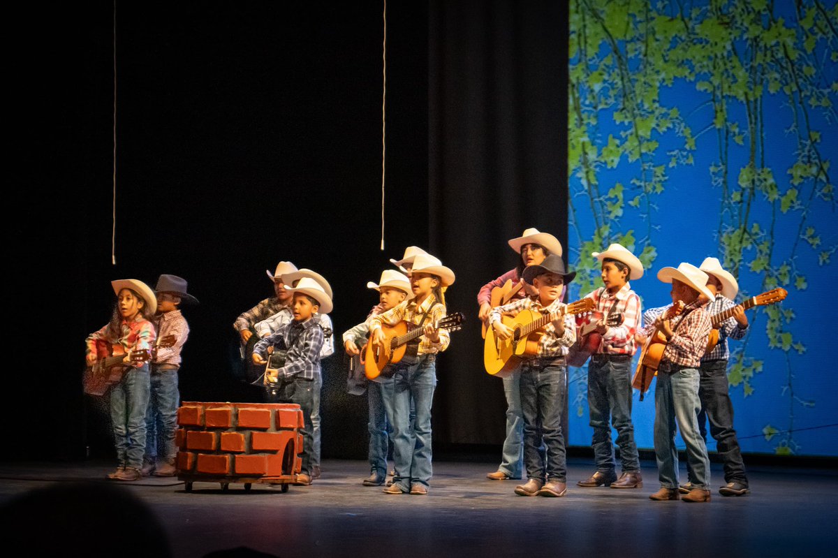 wzuloag's tweet photo. Agradezco a @Celeste4T  por la invitación el domingo pasado a disfrutar de las presentaciones de Transform4rte! 🎭 Este evento celebra las diversas expresiones artísticas colectivas de los talentos de nuestra comunidad. Gracias por estas propuestas que generan pensamiento crítico https://t.co/VLwkZB0Vku