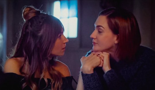 only_human3's tweet photo. Happy #wayhaughtwednesday to all my lovely #Earpers Family 💜 #wayhaught #WynonnaEarp #representationmatters 🏳️🌈 #katbarrell #dominiquepc https://t.co/6YmEiOE7FG