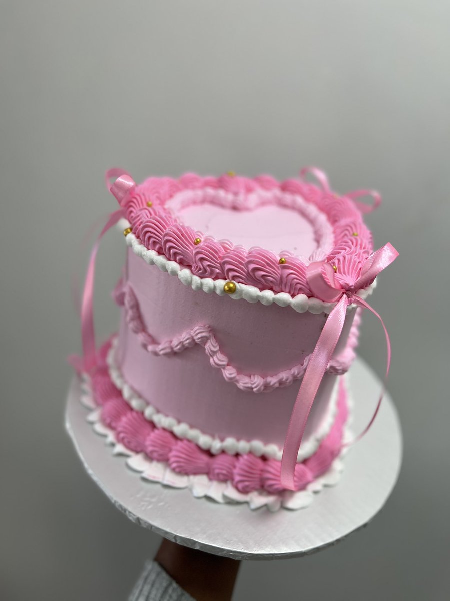 MissPatienceK's tweet photo. @RealTalkFadzie For all your pretty cakes get in touch with me on 0783649895 https://t.co/ToXeqObeaQ