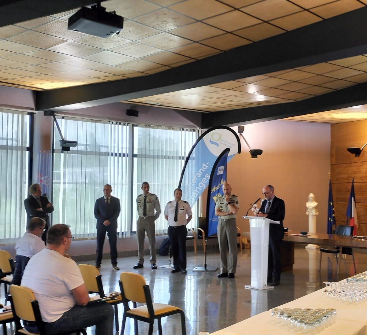 07_dmd's tweet photo. #ArméesNation Conférence au profit des correspondants défense (#Cordef) de la 2e circonscription organisée avec l'appui du sous-préfet de Tournon et la ville de Guilherand-Granges. Au programme, présentation des métiers de @armeedeterre et du Service Militaire Volontaire. https://t.co/aV1kITQOeG