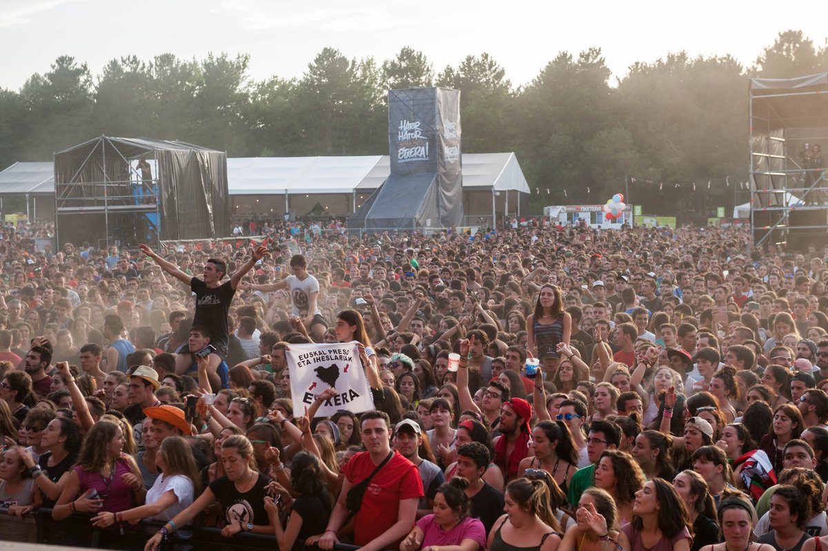 Mila esker <a href="/Hatortxurock/">Hatortxu Rock</a> egin duzuen guztiarengatik eta guregan jarri zenuten konfidantzarengatik.
Izugarria egin duzue 25 urtez eta izugarria izan zen guzti hori barrundik ezagutu eta argazkitara ekartzea.
Bidean ikusiko dugu elkar!!