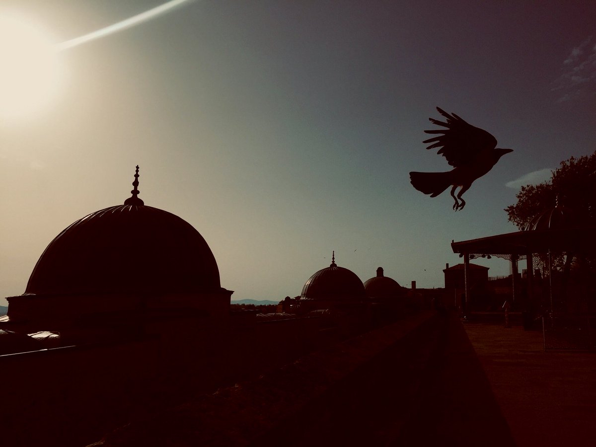 Bir sırrım oldu yıldızlarla
Sanki bu alemden uzaktayım