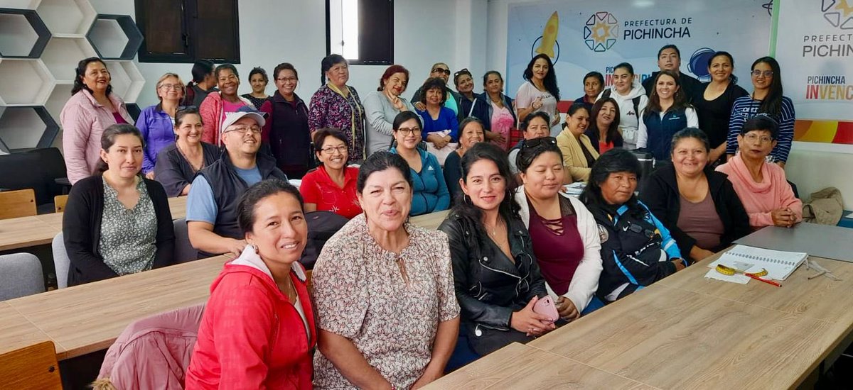 Produccion_Ecu's tweet photo. ¡El trabajo articulado aporta al bienestar de los productores nacionales!
El #MPCEIP, junto @BanEcuadorBP y el GAD parroquial de Calderón, brindó información sobre financiamiento y educación financiera a emprendedores, a fin de fortalecer sus capacidades y afianzar sus negocios. https://t.co/WRgOsoqYtg