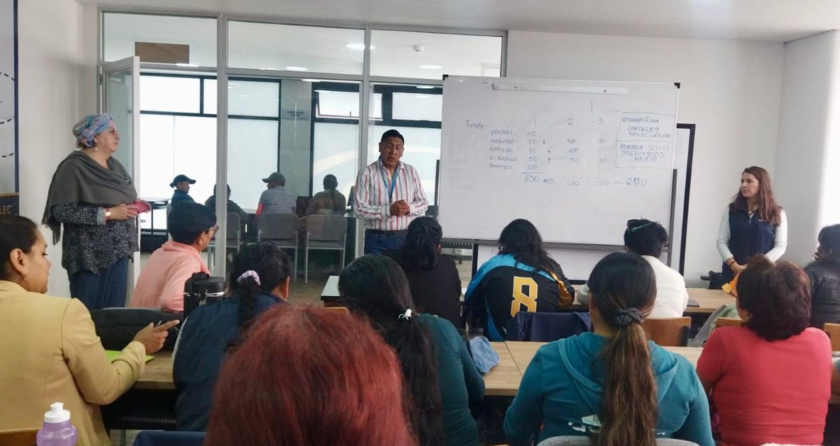 Produccion_Ecu's tweet photo. ¡El trabajo articulado aporta al bienestar de los productores nacionales!
El #MPCEIP, junto @BanEcuadorBP y el GAD parroquial de Calderón, brindó información sobre financiamiento y educación financiera a emprendedores, a fin de fortalecer sus capacidades y afianzar sus negocios. https://t.co/WRgOsoqYtg