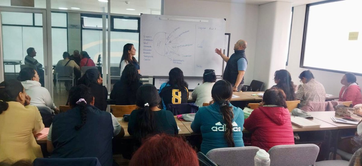 Produccion_Ecu's tweet photo. ¡El trabajo articulado aporta al bienestar de los productores nacionales!
El #MPCEIP, junto @BanEcuadorBP y el GAD parroquial de Calderón, brindó información sobre financiamiento y educación financiera a emprendedores, a fin de fortalecer sus capacidades y afianzar sus negocios. https://t.co/WRgOsoqYtg
