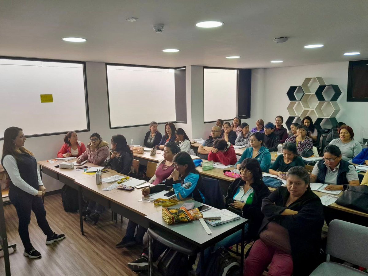 Produccion_Ecu's tweet photo. ¡El trabajo articulado aporta al bienestar de los productores nacionales!
El #MPCEIP, junto @BanEcuadorBP y el GAD parroquial de Calderón, brindó información sobre financiamiento y educación financiera a emprendedores, a fin de fortalecer sus capacidades y afianzar sus negocios. https://t.co/WRgOsoqYtg